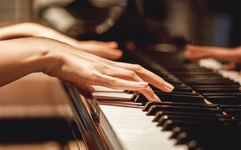 Làm quen với các nốt nhạc trên bàn phím là bước đầu khi học đàn