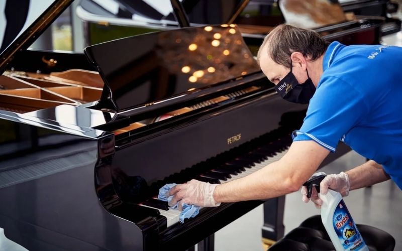Vệ sinh đàn piano bằng khăn mềm và dung dịch lau chuyên dụng