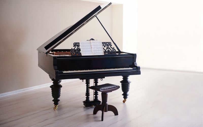 Thương hiệu và tình trạng sử dụng là các yếu tố ảnh hưởng chính đến giá piano cơ