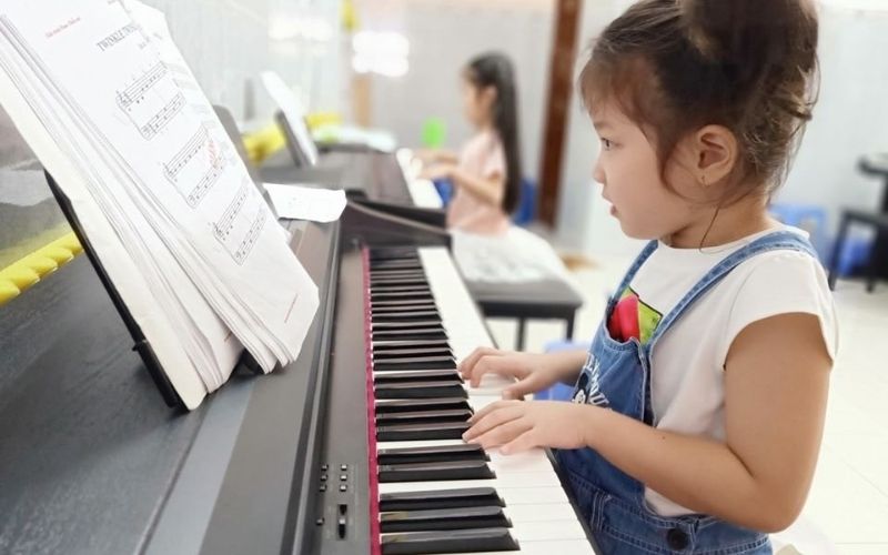 Học đàn piano từ 4 tuổi giúp bé phát triển tư duy