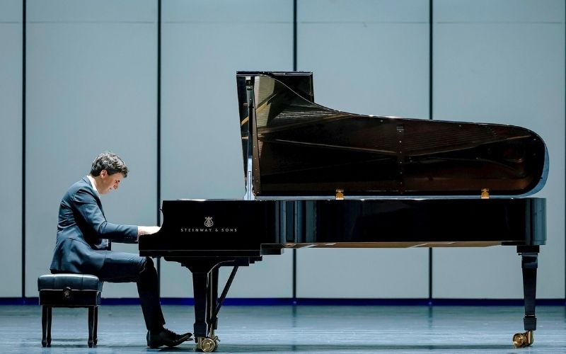 Người đánh đàn piano thường được gọi là nghệ sĩ dương cầm