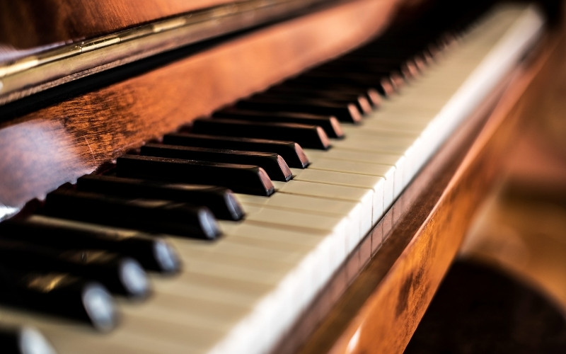 Bàn phím piano điện quyết định cảm giác tay và khả năng kiểm soát sắc thái