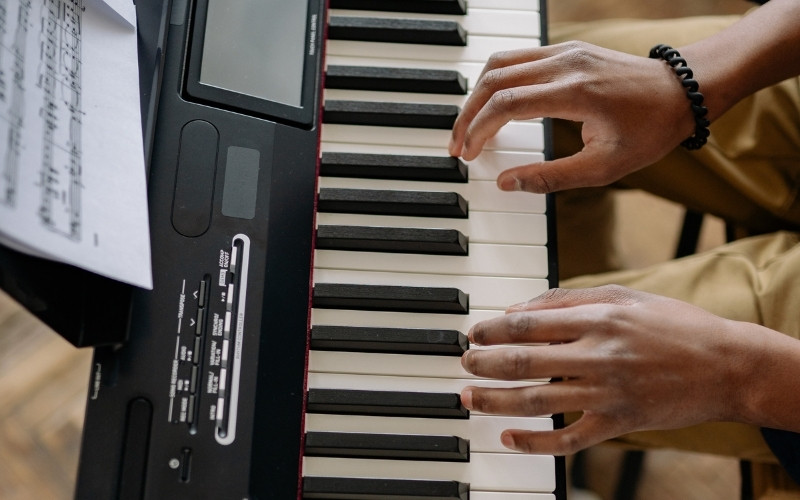 Đàn piano điện cũ đời cao với phím gỗ, bề mặt nhám, cảm giác chân thực