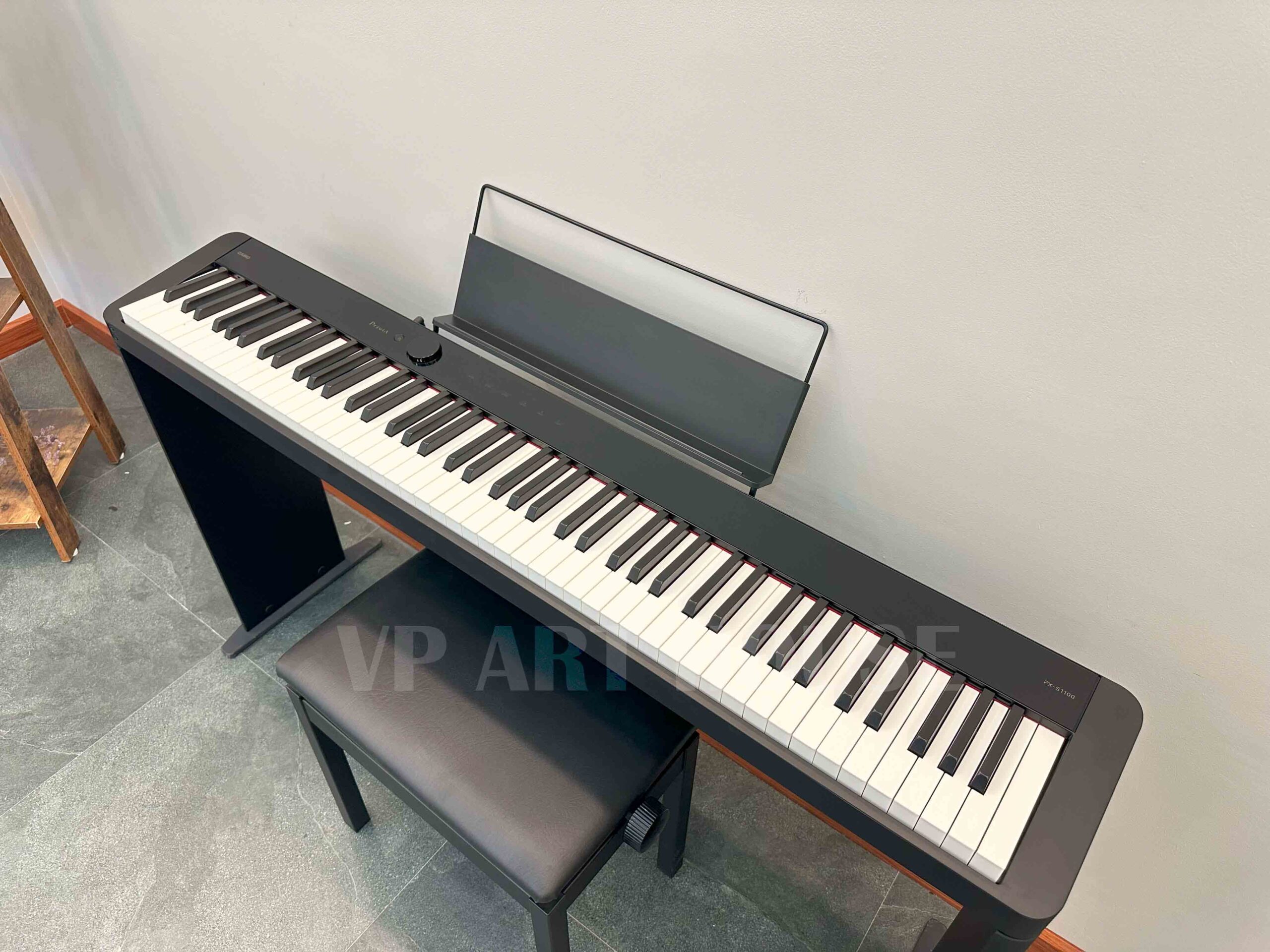 cận cảnh đàn piano CASIO PX-S1100 màu đen nhìn từ phía trên góc phải