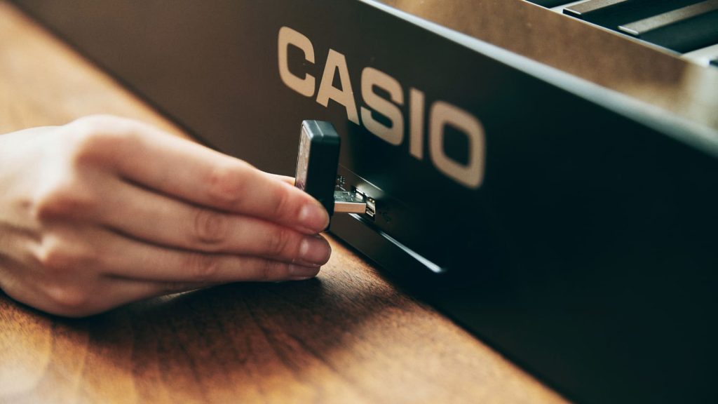 Cắm dongle Bluetooth WU-BT10 vào cổng USB của Casio PX-S1100 Kết nối Bluetooth cho Casio PX-S1100 bằng dongle WU-BT10 tại cổng USB-A phía sau đàn