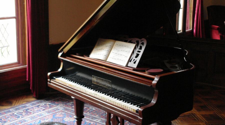 Đàn piano cơ cũ mang đến âm thanh tự nhiên với chi phí tối ưu