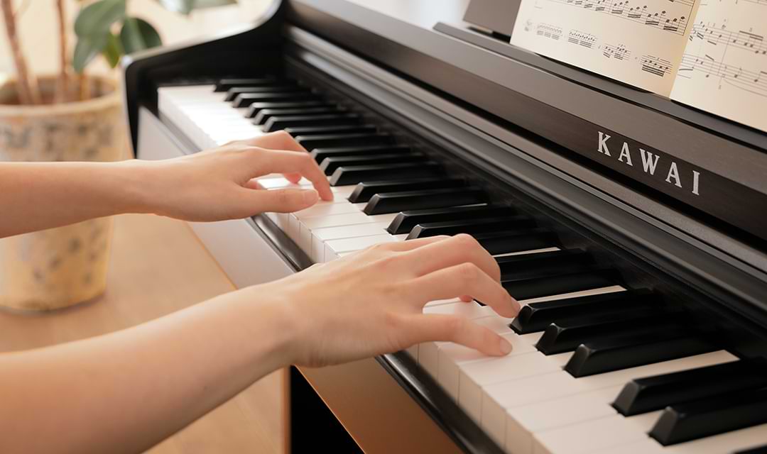 người chơi đang tương tác với bàn phím Kawai KDP 120 B