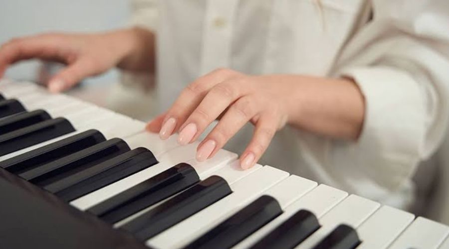 Chơi thử vài bản nhạc để kiểm tra âm thanh tổng thể của đàn
