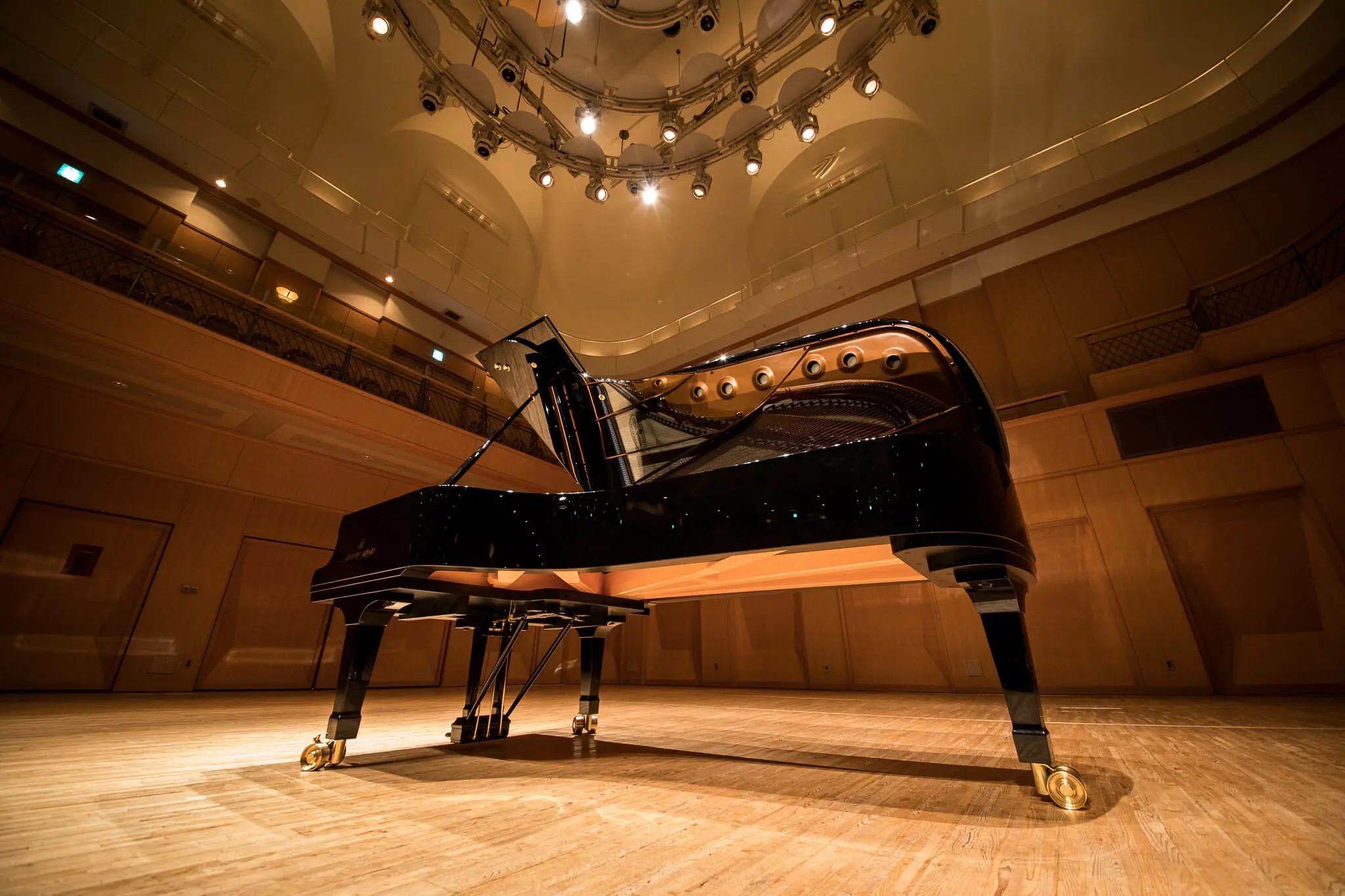 Khám phá cây đàn Kawai CA701 có chất âm của SK-EX concert grand hình ảnh cây đàn SK-EX concert grand trên sân khấu hòa nhạc. Đàn Kawai CA701 lấy mẫu âm thanh từ cây đàn nổi tiếng này