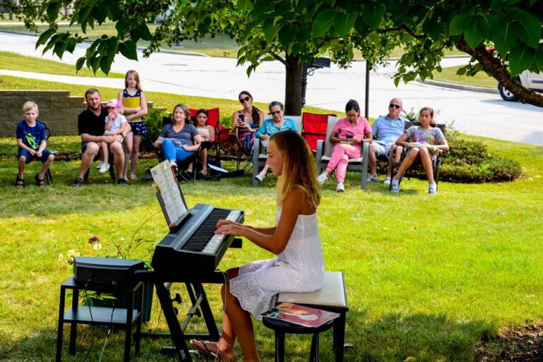 Ví dụ minh họa về hoạt động chơi piano điện ngoài trời