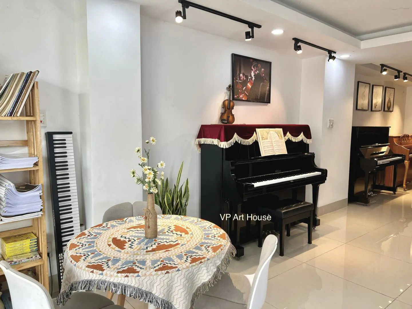 Bảng cộng hưởng làm từ gỗ giúp cho âm thanh đàn được thêm sống động