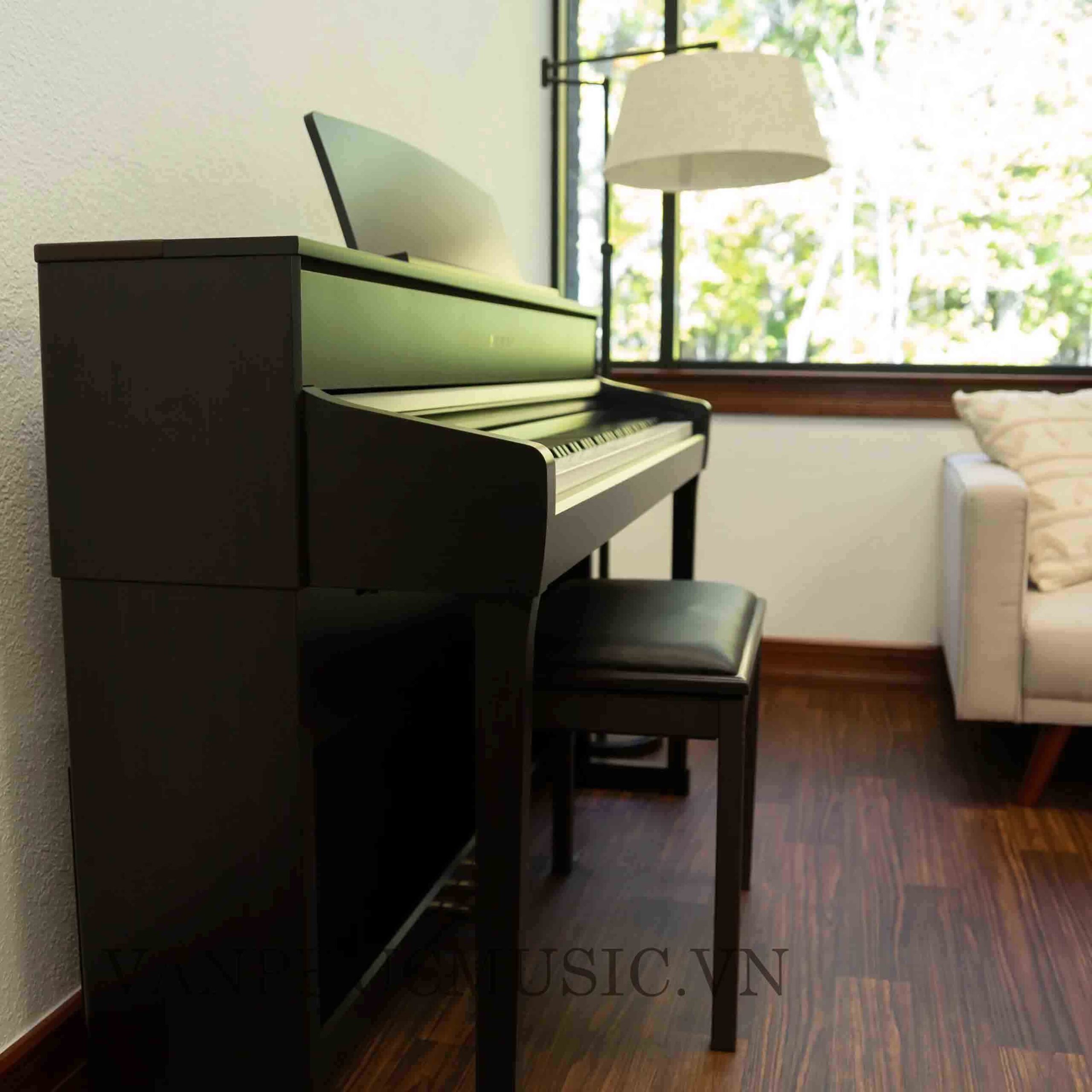 Đàn piano Kawai CA701 R đặt trong không gian phòng khách hiện đại, sàn gỗ và ánh sáng tự nhiên