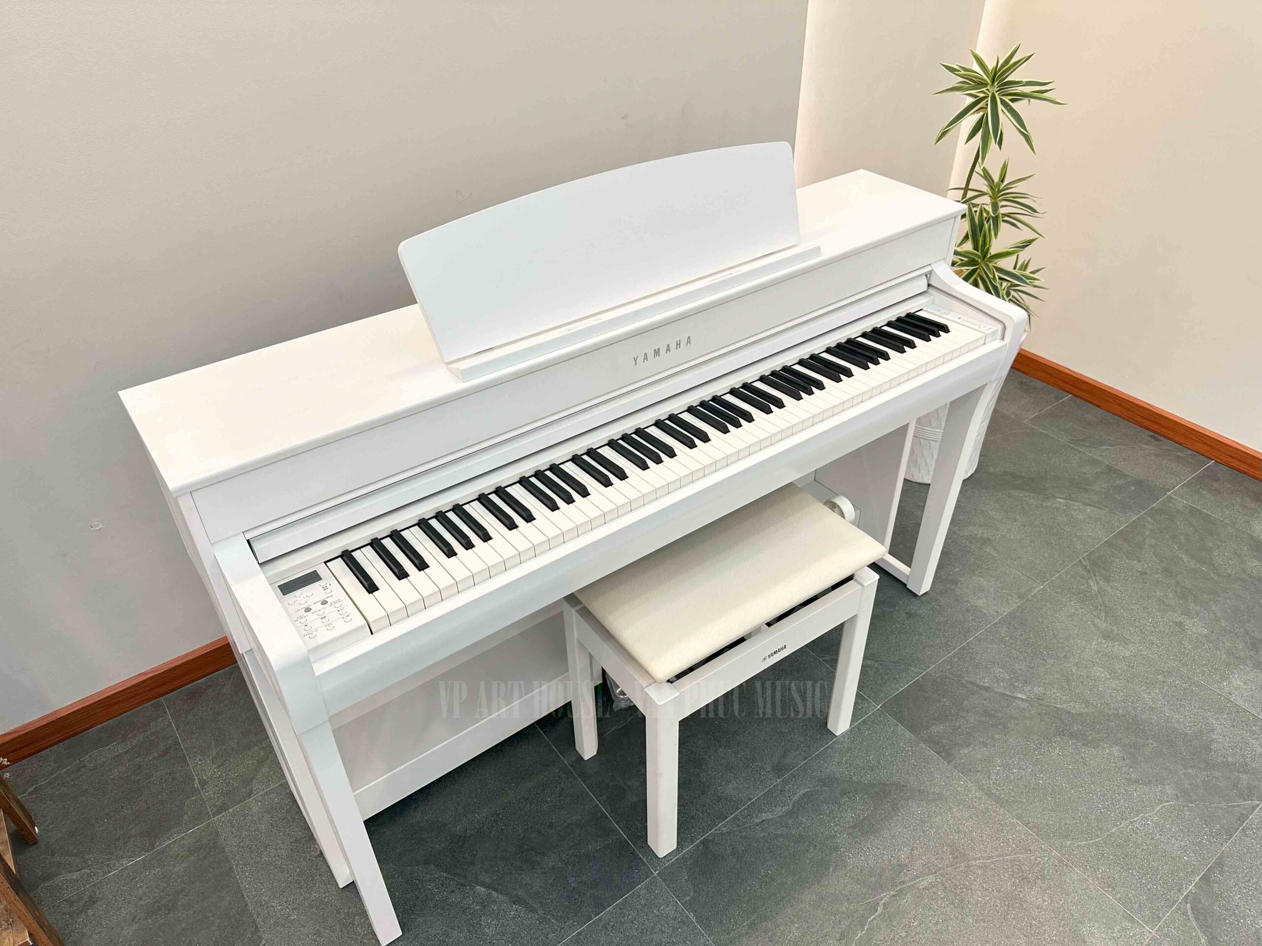 Cận cảnh đàn piano Yamaha SCLP 7450 WH nhìn từ phía trên góc trái