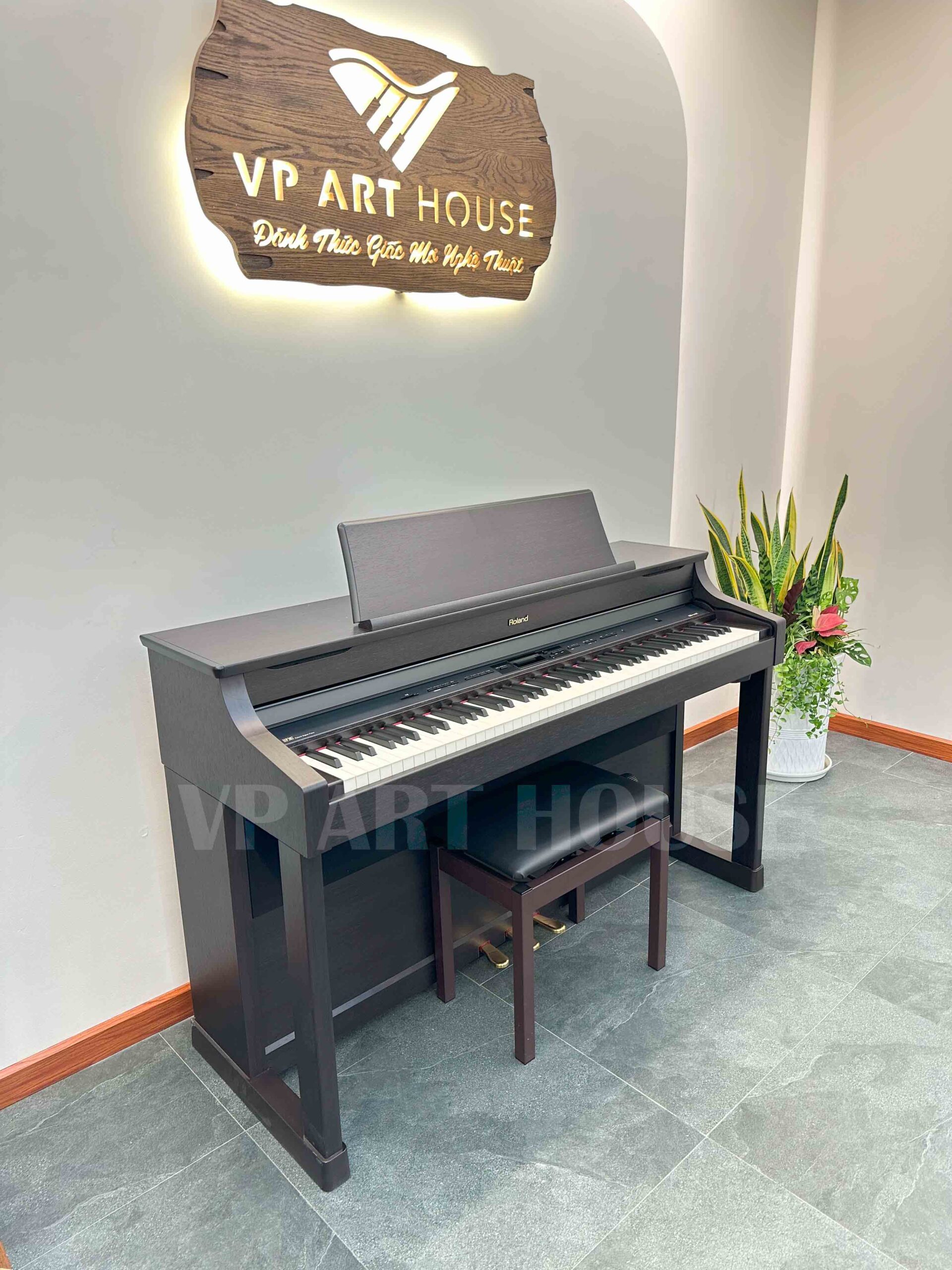Đàn piano điện Roland HP-307 R tại cửa hàng VP Art House Ảnh chụp cây đàn piano điện Roland HP-307 R được đặt trong không gian nghệ thuật sang trọng tại VP Art House