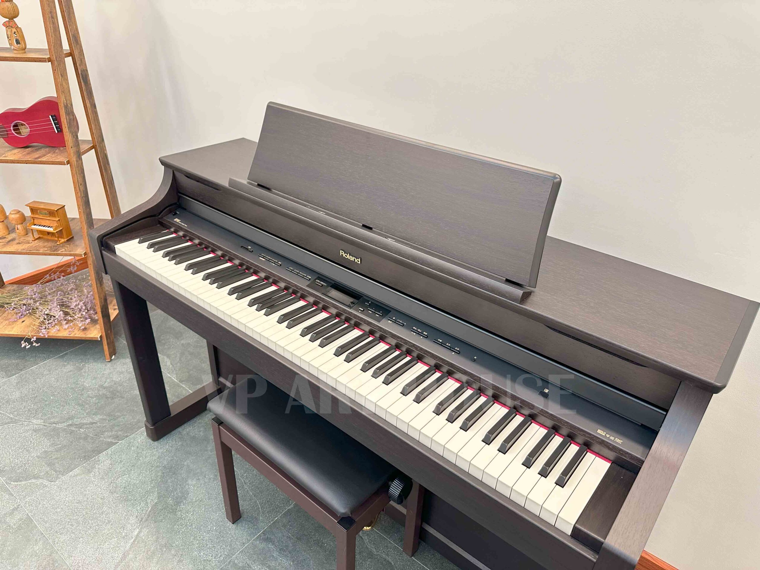 Bàn phím công nghệ PHA III của đàn Roland HP-307 Hình ảnh chiếc đàn piano điện Roland HP-307 màu nâu gỗ sang trọng, nổi bật với bàn phím công nghệ PHA III cao cấp