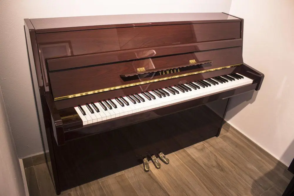 Mẫu đàn piano Yamaha JU109 PW (màu gỗ dái ngựa)