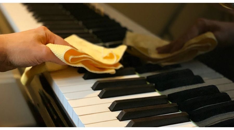 Lau bề mặt đàn bằng vải mềm khô