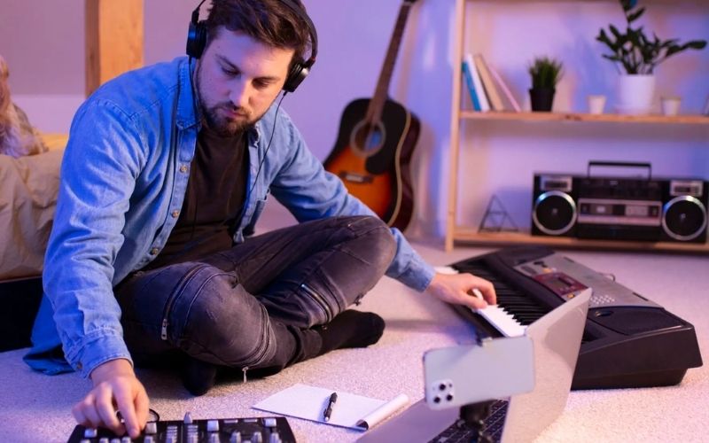 Organ có thể kết nối với máy tính để thu âm, sáng tác