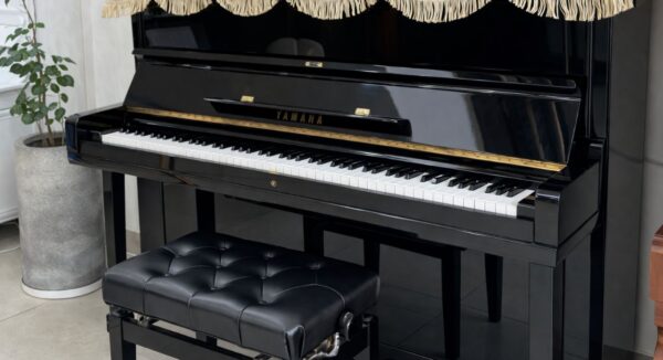 YAMAHA U3E