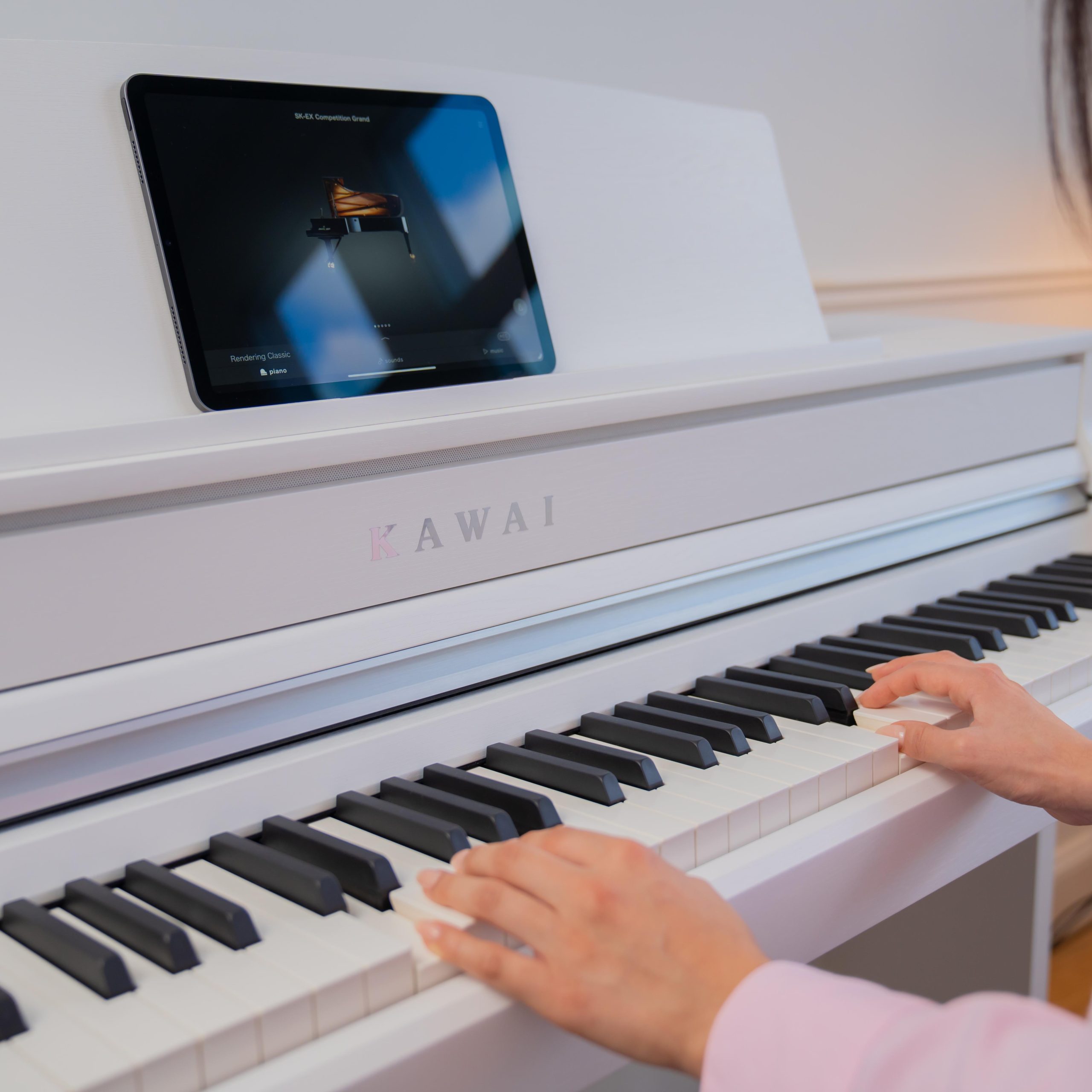 Kawai CN 301 WH với Ipad hình ảnh người chơi đang tương tác với đàn piano Kawai CN 301 qua máy tính bảng