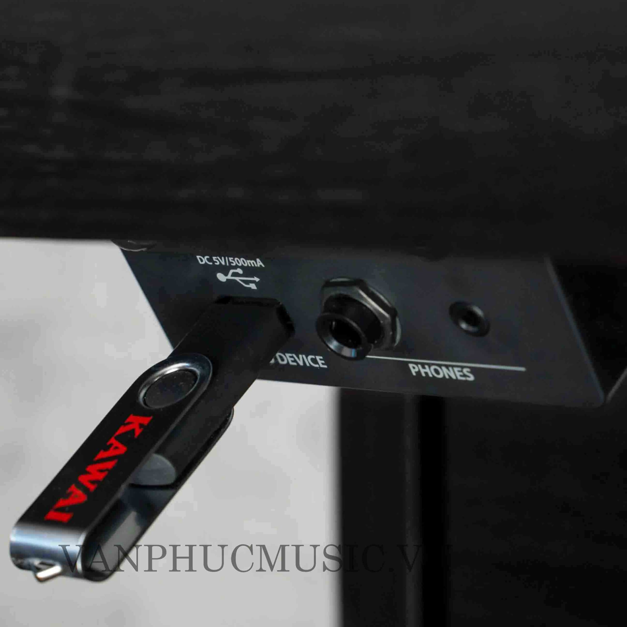 hình ảnh 1 chiếc USB cắm vào cổng USB trên đàn Kawai CA701 B