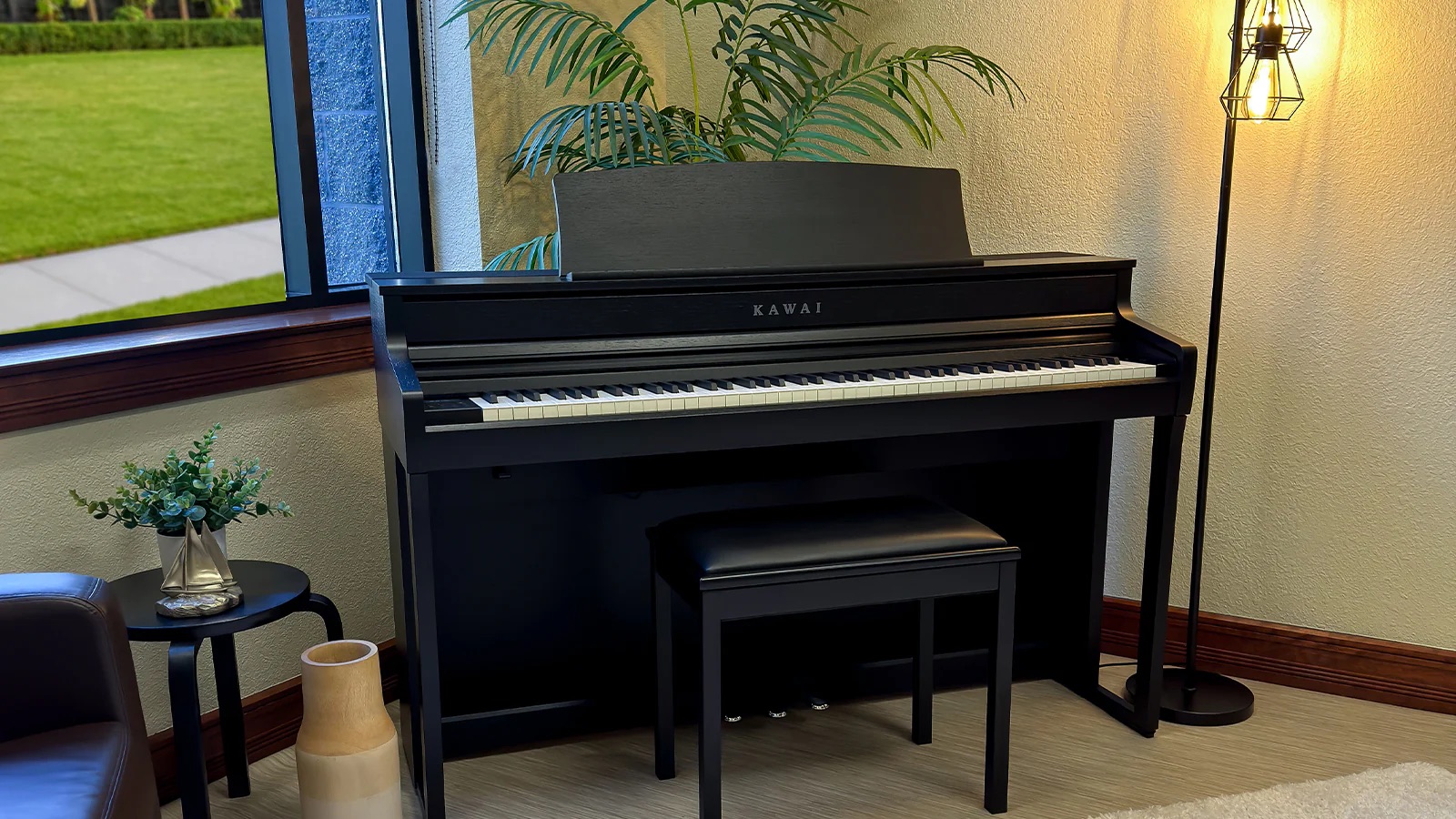 hình ảnh đàn piano kawai ca501 màu đen satin trong căn phòng hiện đại 