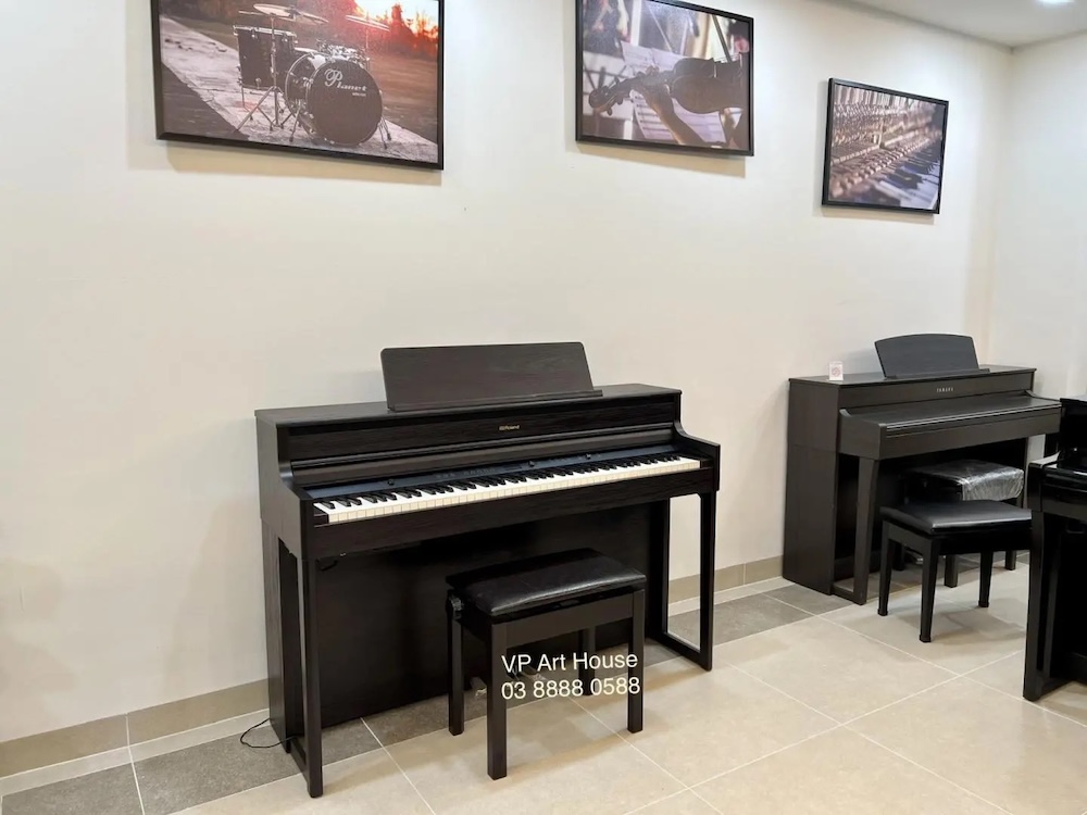 Xem chi tiết đàn piano Roland HP 704 DR Đàn piano điện Roland HP704 màu gỗ hồng sắc đậm mang nét đẹp cổ điển, thanh nhã