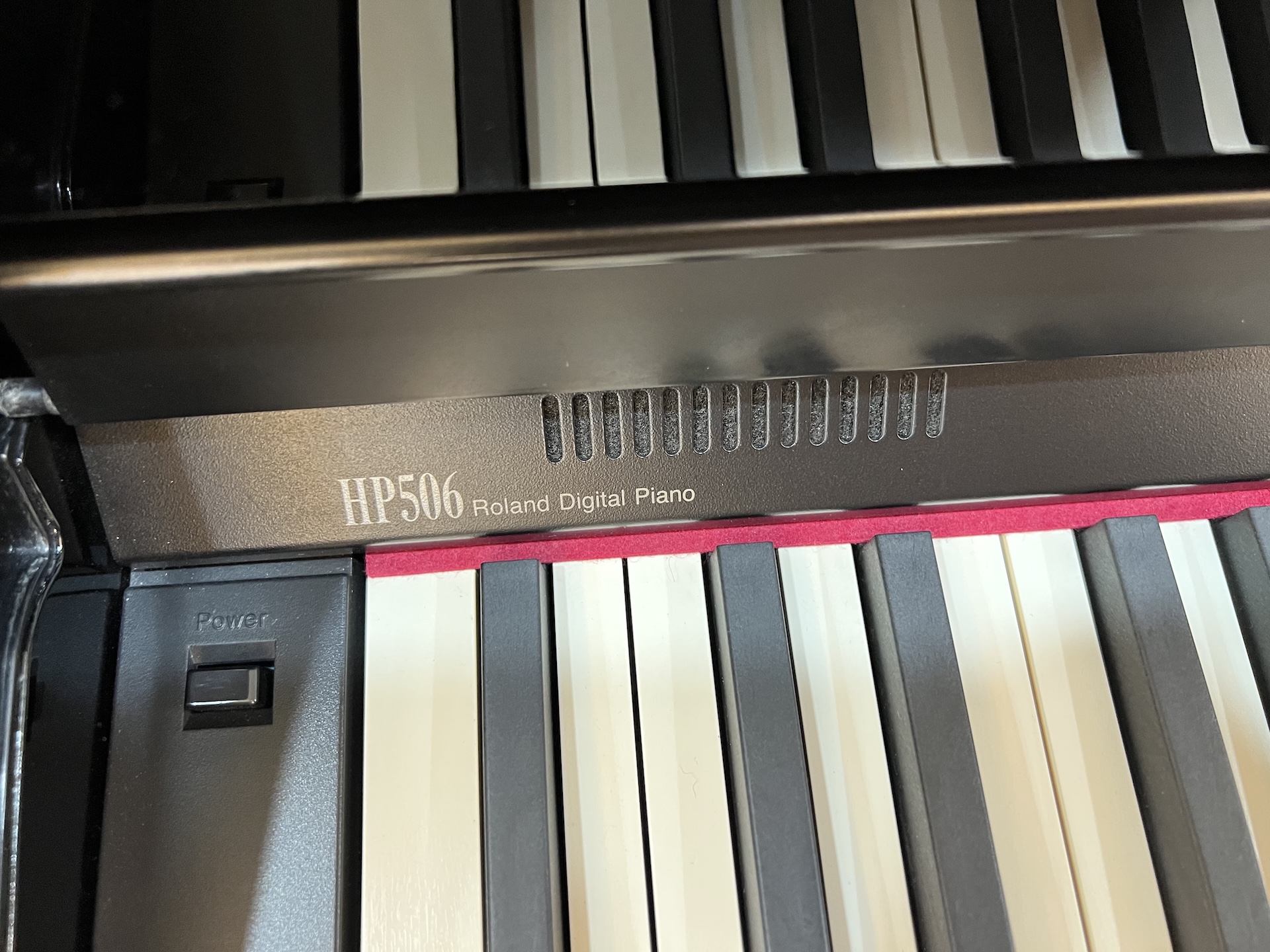 Logo đàn piano Roland HP 506 PE chính hãng