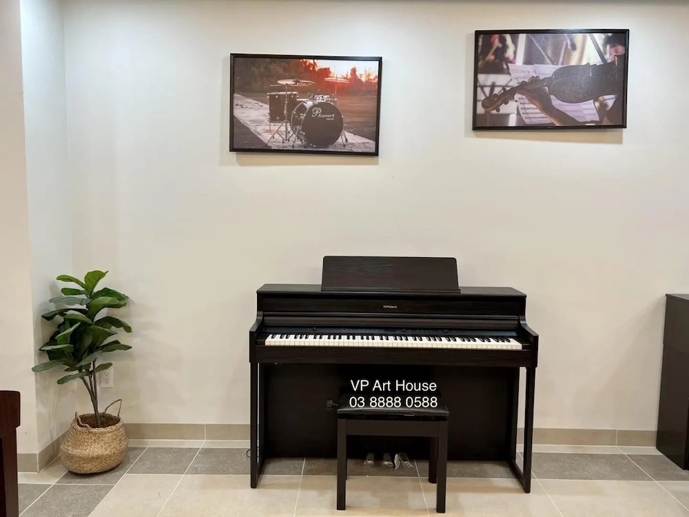 Xem chi tiết đàn piano Roland HP704 DR Đàn piano điện Roland HP704 DR tại cửa hàng VP Art House