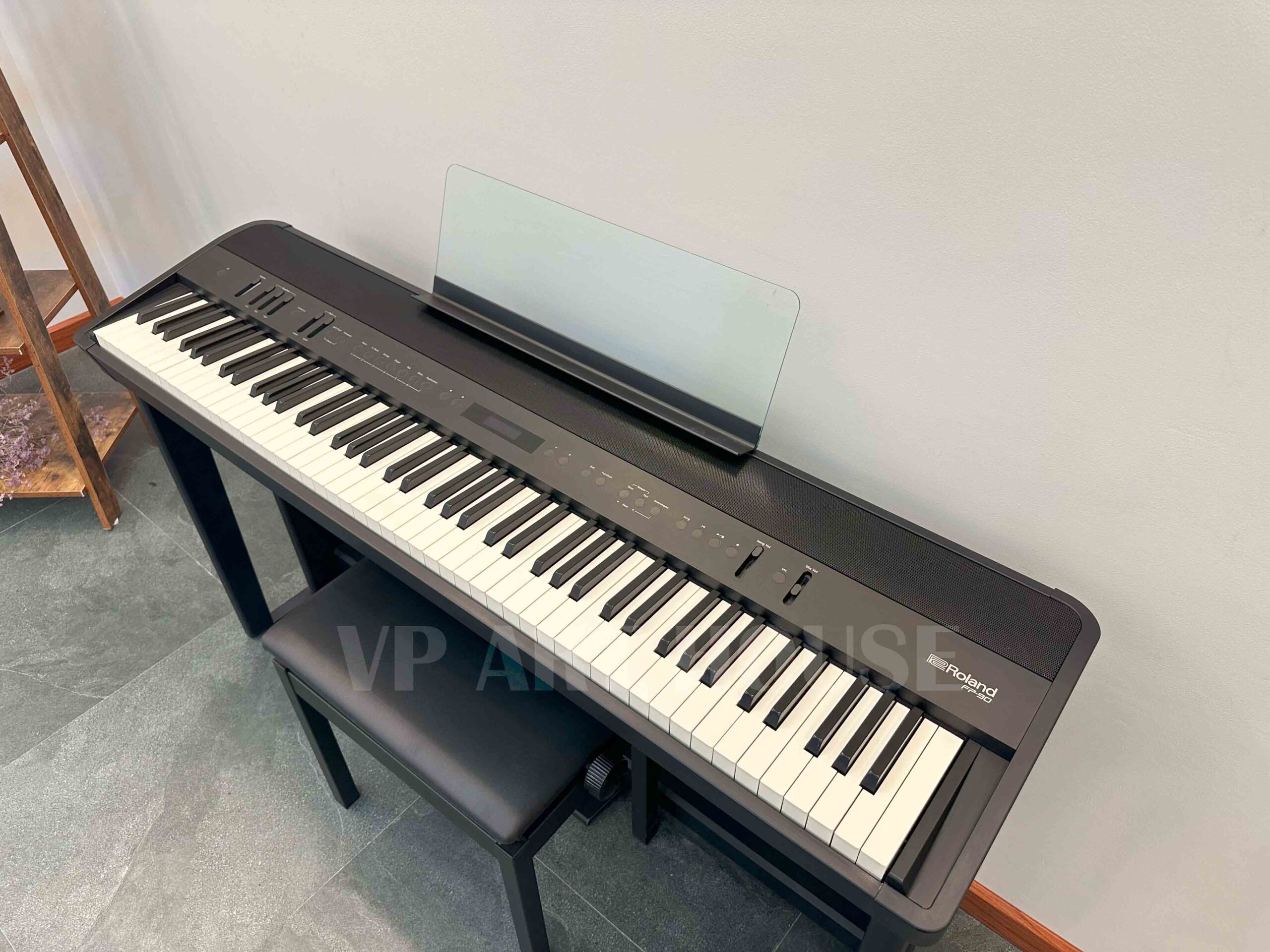 Đàn piano Roland FP-90 B nhìn từ góc trên bên phải