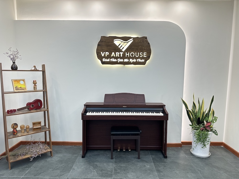 Xem chi tiết Roland HP 305 MH tại đây Đàn piano Roland HP 305 màu gỗ đỏ trong cửa hàng VP Art House