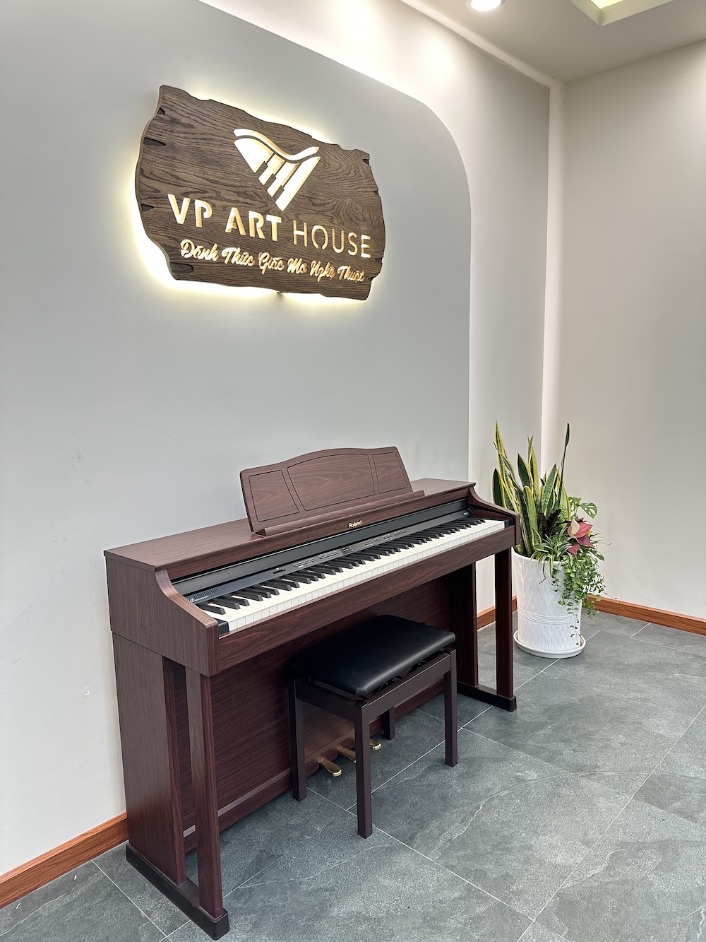Xem trực tiếp Roland HP 305 MH tại VP Art House Roland HP 305 MH mang vẻ ấm áp và cổ điển