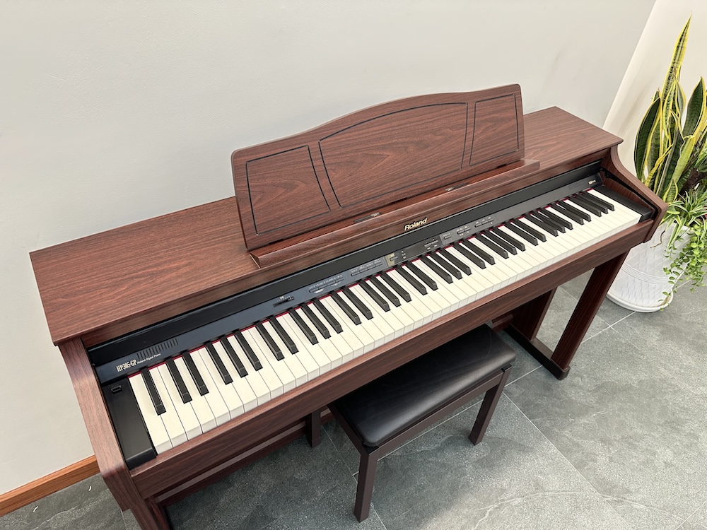 Roland HP 305 MH tại cửa hàng VP Art House Chụp gần bàn phím Roland HP 305 MH