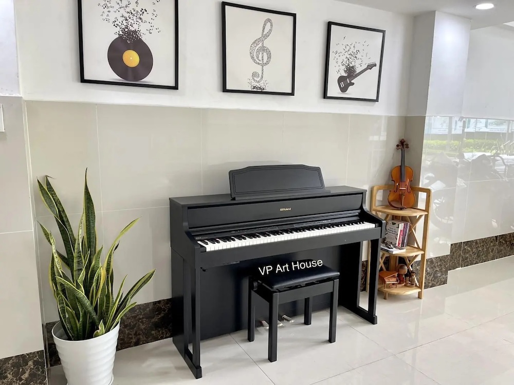 dan piano Roland HP 605GP CB cao cap Roland HP 605GP CB là phiên bản đặc biệt với màu đen mờ cao cấp hơn so với phiên bản Roland HP 605 CB mang màu đen tiêu chuẩn