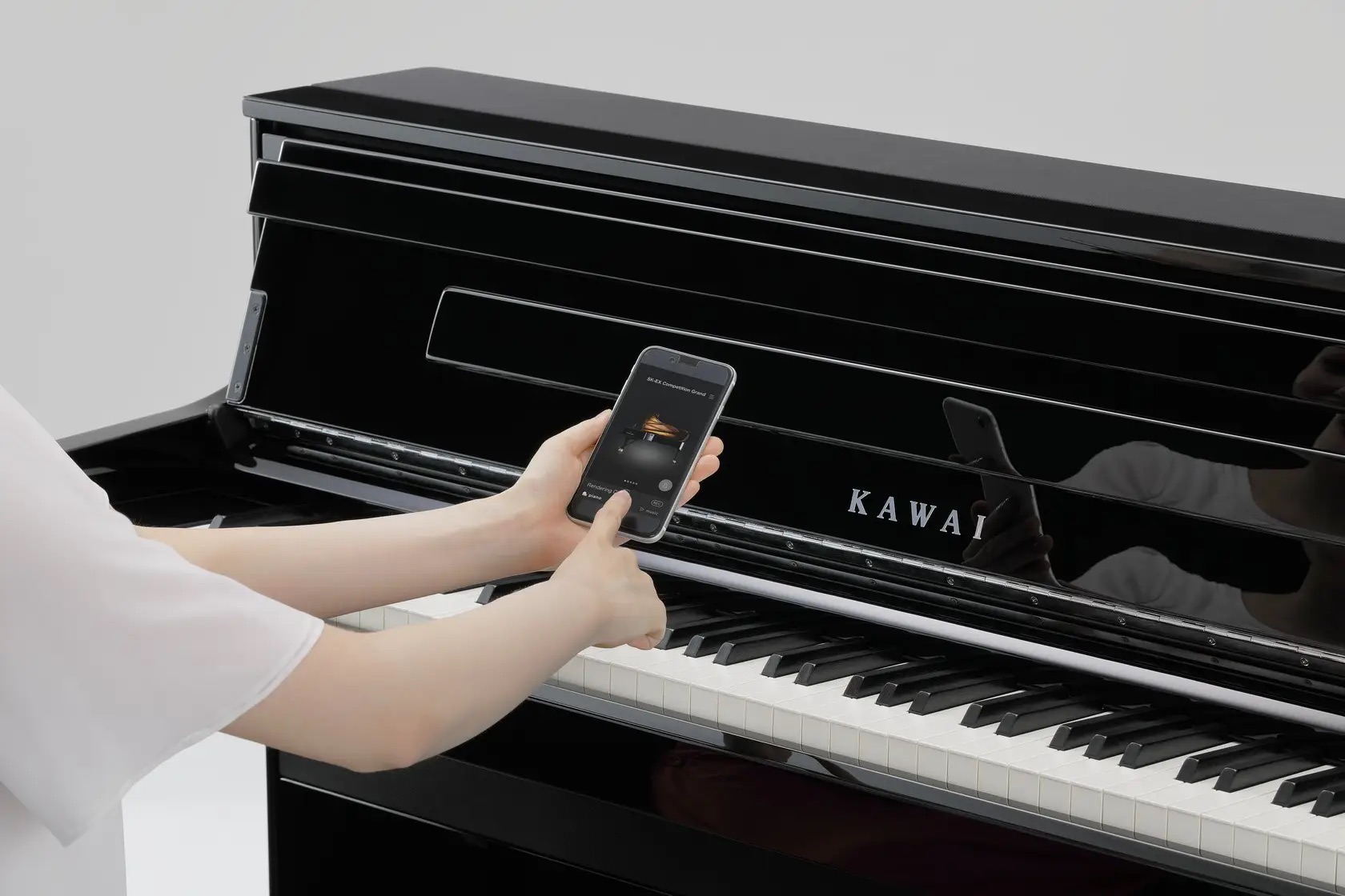 Người dùng đang điều khiển đàn piano Kawai CA901 thông qua smartphone bằng kết nối Bluetooth MIDI