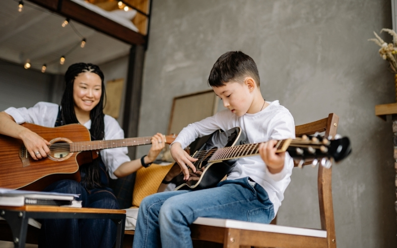 Luyện gảy và bấm dây khi học đánh đàn guitar