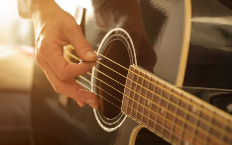 Đàn guitar có 6 dây