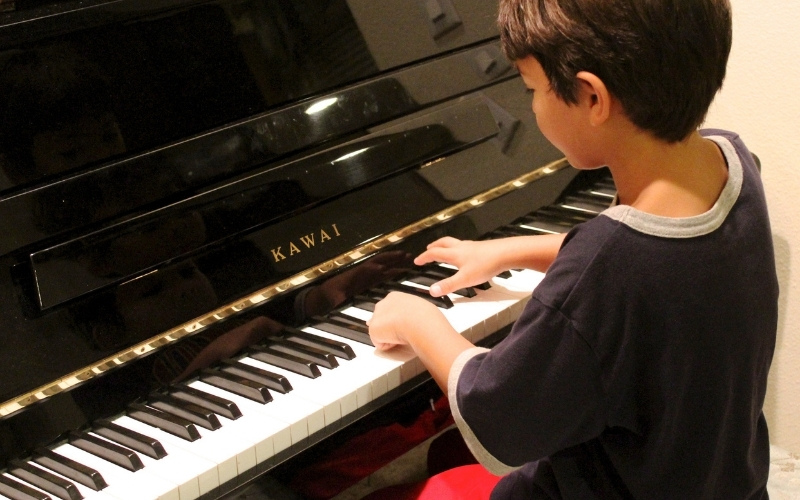 Đàn piano là lựa chọn phù hợp cho trẻ trong dịp hè