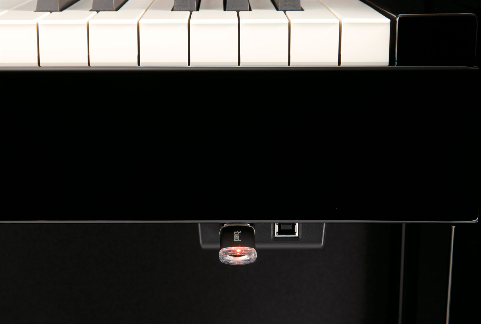 Roland HP 507 R tích hợp đầu cắm USB tiện lợi
