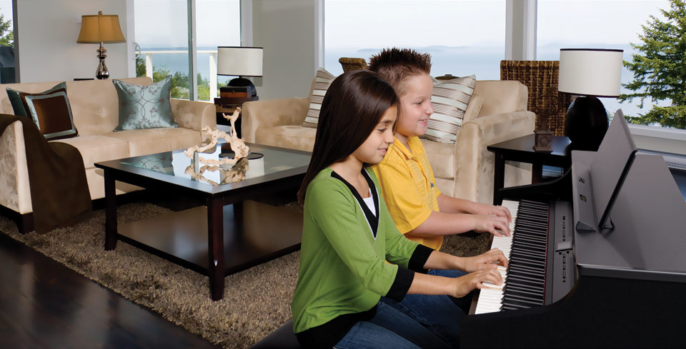 Xem thêm tính năng Twin piano ở đàn Roland HP 305 R Hai đứa trẻ đang cùng ngồi chơi đàn Roland HP 305 R trong phòng khách
