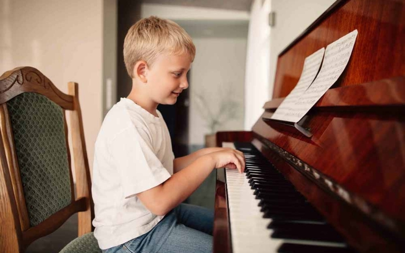 Lợi ích khi cho trẻ chơi piano là mang đến niềm vui