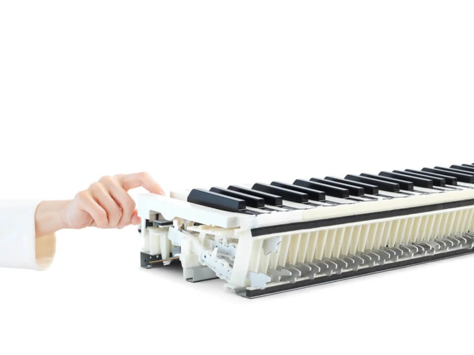 hình ảnh ngón tay của một người đang ấn phím đàn kawai cn 301 sử dụng hành động Responsive Hammer III (RHIII)