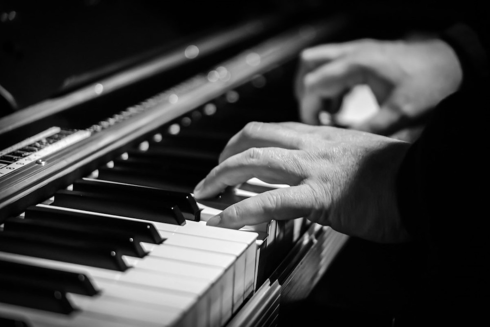 Xem chi tiết công nghệ SuperNATURAL ở đàn Roland HP 305 SB Người nghệ sĩ đang chơi đàn piano điện sử dụng công nghệ âm thanh SuperNATURAL độc quyền của Roland
