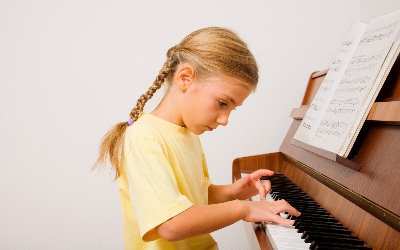 Người mới bắt đầu tự học piano và luyện tập trên đàn mỗi ngày