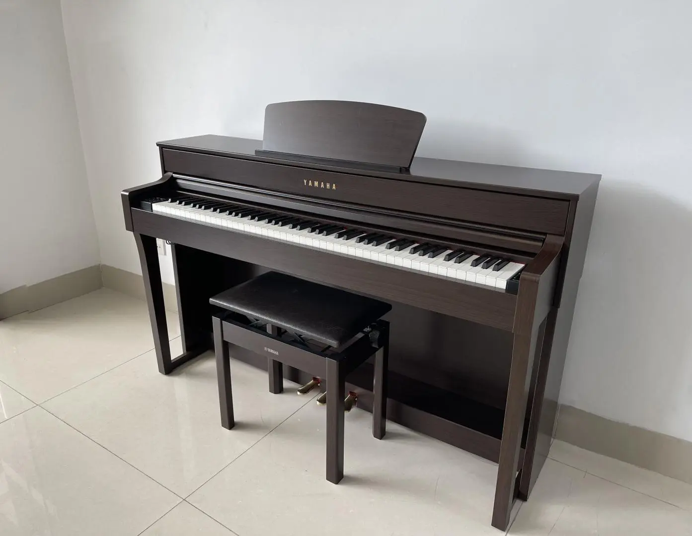 SCLP-6350 sở hữu màu gỗ đỏ đậm tuyệt đẹp