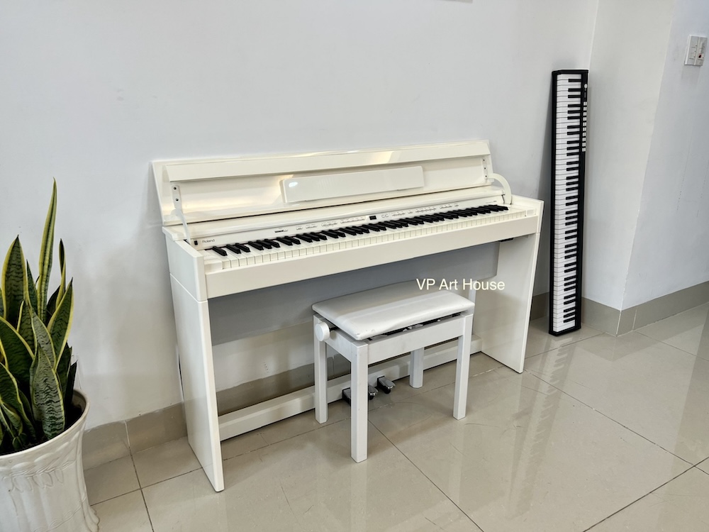 Roland DP-90S màu trắng bóng khi chụp góc bên trái