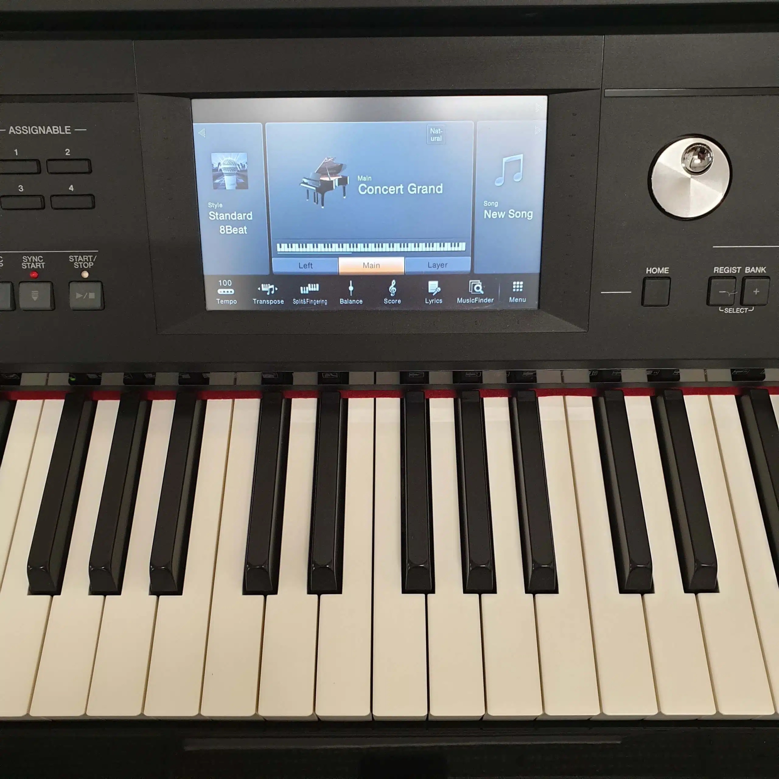 màn hình cảm ứng phía trên bàn phím Yamaha CVP 605 PE