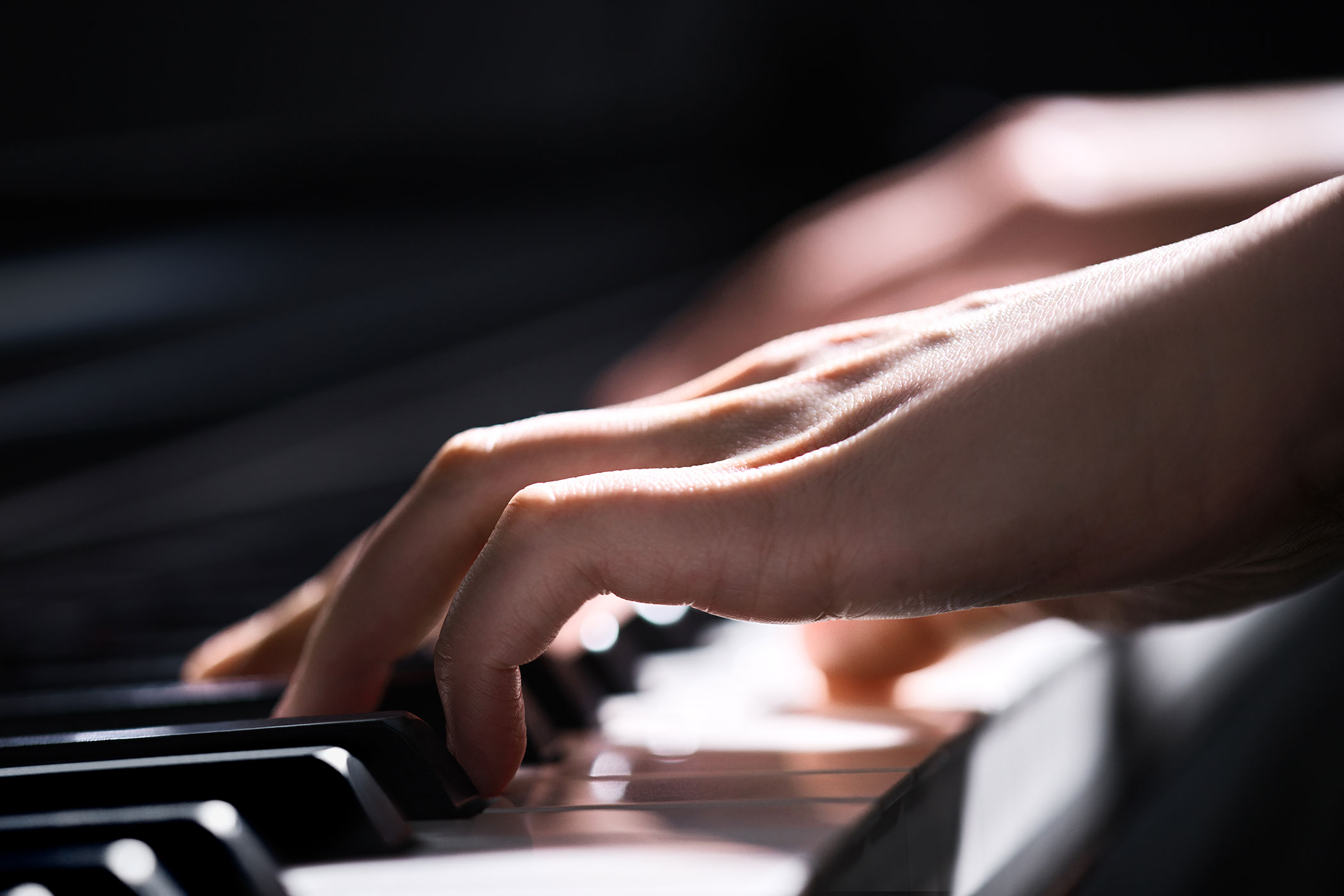 Người chơi lướt ngón trên bàn phím Yamaha SCLP-7450 sử dụng công nghệ GrandTouch-S mô phỏng phím đàn piano cơ