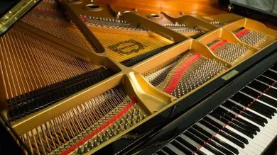 Hình ảnh bề mặt trên Bảng cộng hưởng piano Yamaha C3 grand