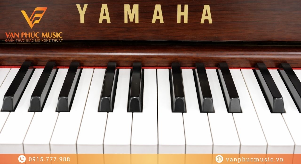 Yamaha UX300Wn piano